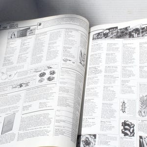 K&ouml;nnte beinhalten: Ein offenes Buch mit Seiten voller Text und Illustrationen. Die linke Seite zeigt einen Abschnitt mit dem Titel "100 SEEDS" mit Bildern von Samen und Pflanzen. Die rechte Seite hat mehr Text und kleine Bilder von verschiedenen Pflanzen und Werkzeugen.