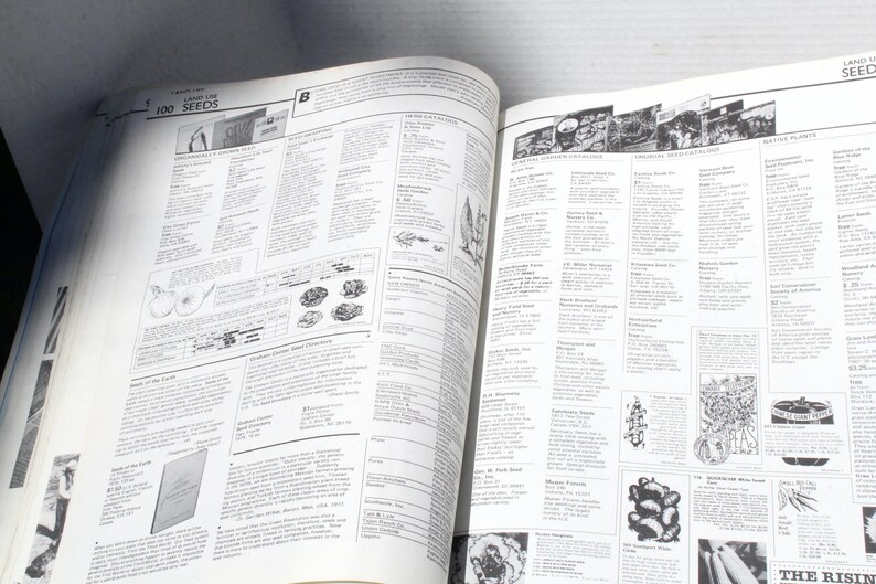 K&ouml;nnte beinhalten: Ein offenes Buch mit Seiten voller Text und Illustrationen. Die linke Seite zeigt einen Abschnitt mit dem Titel "100 SEEDS" mit Bildern von Samen und Pflanzen. Die rechte Seite hat mehr Text und kleine Bilder von verschiedenen Pflanzen und Werkzeugen.