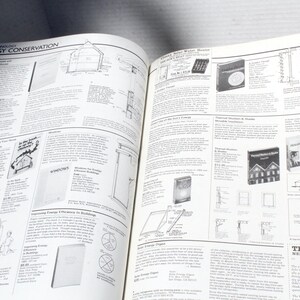 K&ouml;nnte beinhalten: Eine wei&szlig;e Keramik-Tasse mit schwarzem Henkel und dem Text "But First, Coffee" in schwarzer, fetter Schrift. Die Tasse ist etwa 10 cm hoch und fasst ca. 350 ml Fl&uuml;ssigkeit.