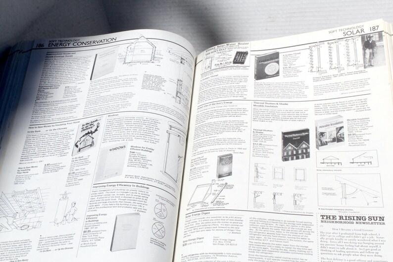 K&ouml;nnte beinhalten: Eine wei&szlig;e Keramik-Tasse mit schwarzem Henkel und dem Text "But First, Coffee" in schwarzer, fetter Schrift. Die Tasse ist etwa 10 cm hoch und fasst ca. 350 ml Fl&uuml;ssigkeit.