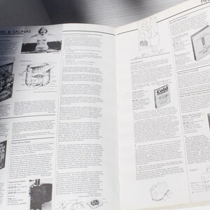 K&ouml;nnte beinhalten: Ein offenes Buch mit Text und Illustrationen. Die linke Seite zeigt den Titel "330 HOT TUBS & SAUNAS" und ein Schwarz-Wei&szlig;-Foto einer Person in einem Whirlpool. Die rechte Seite enth&auml;lt Text und Illustrationen von B&uuml;chern und Diagrammen.