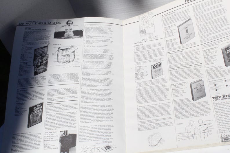 K&ouml;nnte beinhalten: Ein offenes Buch mit Text und Illustrationen. Die linke Seite zeigt den Titel "330 HOT TUBS & SAUNAS" und ein Schwarz-Wei&szlig;-Foto einer Person in einem Whirlpool. Die rechte Seite enth&auml;lt Text und Illustrationen von B&uuml;chern und Diagrammen.