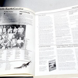 K&ouml;nnte beinhalten: Rustikales Holzschild mit dem Text "Welcome to our home" in handschriftlichem Stil. Das Schild hat eine Used-Optik und ein schlichtes, einladendes Design, ideal f&uuml;r eine Veranda oder einen Eingangsbereich.