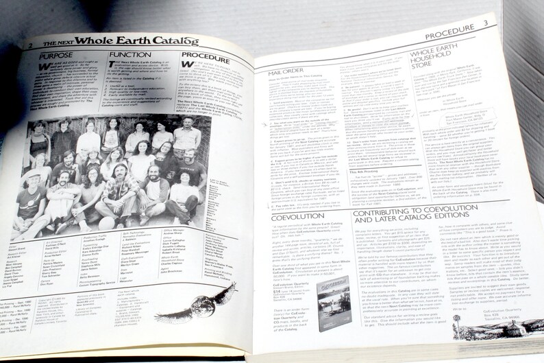 K&ouml;nnte beinhalten: Rustikales Holzschild mit dem Text "Welcome to our home" in handschriftlichem Stil. Das Schild hat eine Used-Optik und ein schlichtes, einladendes Design, ideal f&uuml;r eine Veranda oder einen Eingangsbereich.