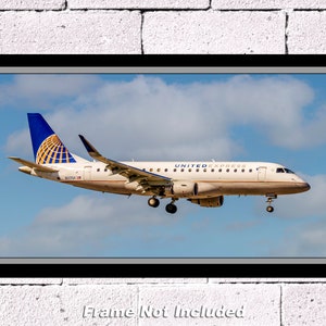 United Express Airlines Embraer ERJ-175LR 10&quot; x 20&quot; Color Photograph (APPM10115)