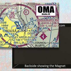 Puede incluir: Un imán amarillo y blanco con un mapa del área de Omaha, Nebraska. El mapa muestra la ubicación del Aeropuerto Eppley Airfield (OMA) y el Aeropuerto Municipal de Council Bluffs. El imán también incluye el texto "OMA" y "Omaha, NE".