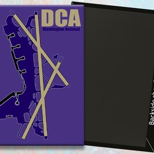 Puede incluir: Un imán rectangular con un mapa del Aeropuerto Nacional de Washington en morado y negro, con líneas color canela. El texto "DCA Washington National" se muestra en color canela. La parte posterior del imán es negra, con el texto "Backside showing the Magnet".