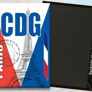 Puede incluir: Un imán rectangular con la Torre Eiffel, el texto "CDG" en azul y la palabra "PARIS" en blanco. El diseño incorpora los colores de la bandera francesa: rojo, blanco y azul. La parte posterior del imán es negra.