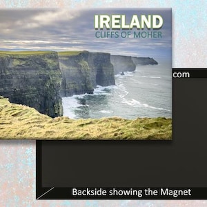 Może przedstawiać: Magnes przedstawiający malowniczy widok klifów Moher w Irlandii. Na magnesie nadrukowany jest tekst "IRELAND CLIFFS OF MOHER".
