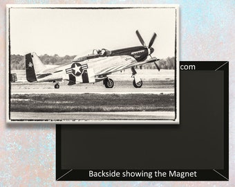 Könnte beinhalten: Ein Schwarzweißfoto eines Vintage-P-51 Mustang-Kampfflugzeugs auf einer Landebahn. Das Flugzeug befindet sich im Flug, mit ausgebreiteten Flügeln und drehender Propeller. Das Flugzeug ist in einem klassischen militärischen Schema lackiert, mit einem großen Stern am Rumpf.