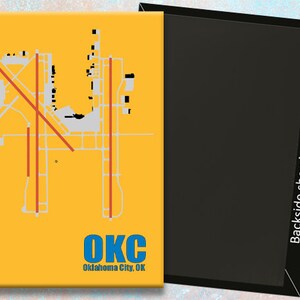 Puede incluir: Imán amarillo con un mapa estilizado de Oklahoma City, Oklahoma. El mapa muestra las carreteras y autopistas principales. El texto "OKC Oklahoma City, OK" está impreso debajo del mapa.