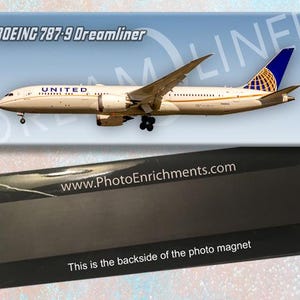 Pode incluir: Um íman com um avião Boeing 787-9 Dreamliner em voo, com o texto "BOEING 787-9 Dreamliner" e "UNITED". A parte inferior do íman é preta e tem o texto "www.PhotoEnrichments.com" e "This is the backside of the photo magnet".