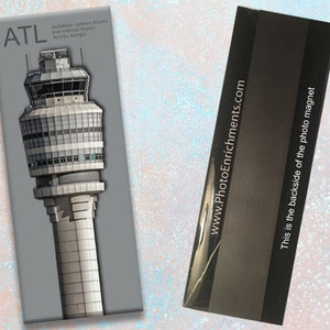 Può includere: Un magnete fotografico grigio e bianco con una vista ravvicinata della torre di controllo dell'aeroporto internazionale Hartsfield-Jackson di Atlanta (ATL) ad Atlanta, Georgia. Il magnete ha il testo "ATL" e "www.PhotoEnrichments.com" sul retro. Questo è un magnete fotografico.