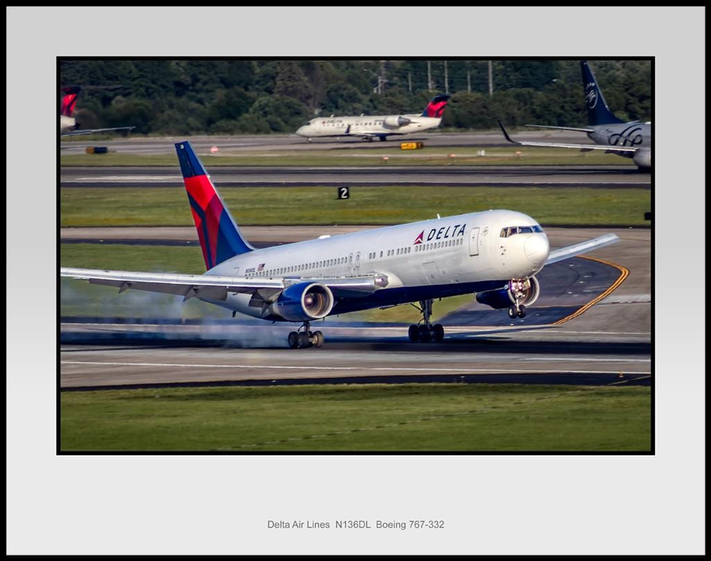 デルタ航空 ボーイング 767-332 11インチ x 14インチ カラー写真