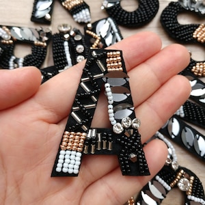 Parche de aplique con lentejuelas y letras con cuentas y bordado delicado, suministros de parches del alfabeto para abrigos, camisetas y parches de apliques decorativos para ropa