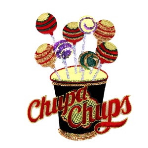 Pode incluir: Patch bordado com uma caneca preta transbordando de pirulitos coloridos. Os pirulitos são vermelhos, dourados, verdes e roxos com lantejoulas. O texto "Chupa Chups" é em vermelho e dourado.