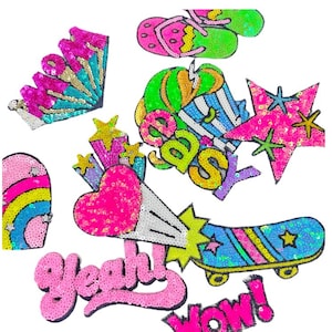 Könnte beinhalten: Eine Sammlung von Pailletten-Patches in verschiedenen Formen und Farben. Designs umfassen ein Skateboard, Sterne, ein Herz, einen Fächer und die Wörter "Yeah!", "Easy" und "Wow!". Die Patches sind in Pink-, Grün-, Blau- und Gelbtönen gehalten.