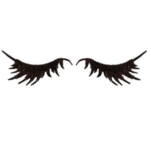 Peut inclure: Une paire de faux cils noirs avec une forme ailée dramatique. Les cils sont faits d'un matériau souple et flexible et sont conçus pour ajouter du volume et de la longueur aux cils naturels.