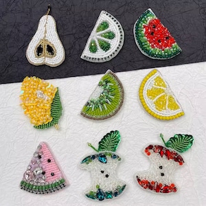 Puede incluir: Surtido de parches de frutas de cuentas coloridas, que incluyen una pera, una lima, una sandía, un kiwi, un limón, una manzana y una rebanada de sandía rosa. Estos parches son perfectos para agregar un toque de fantasía a la ropa, los bolsos u otros accesorios.