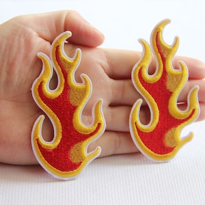Un paio di toppe ricamate a forma di fiamma, toppe ricamate a forma di fiamma da stirare, toppe decorative ricamate per magliette o jeans