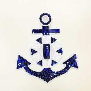 Könnte beinhalten: Ein blauer und weißer Anker mit einem Rettungsring-Design. Der Anker besteht aus Pailletten und ist perfekt, um jedem Projekt eine maritime Note zu verleihen.