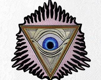 Puede incluir: Parche bordado con un ojo dentro de un triángulo, un símbolo del ojo que todo lo ve. El diseño incluye un ojo azul, un triángulo beige y un borde decorativo rosa y negro. El parche es probablemente para ropa o accesorios.
