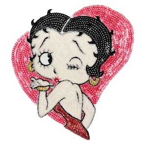 Puede incluir: Un parche de lentejuelas con Betty Boop guiñando un ojo y lanzando un beso. El personaje de dibujos animados está sobre un fondo rosa en forma de corazón. Su pelo es negro y lleva un vestido rojo y pendientes dorados.