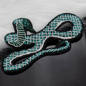Applicazione decorativa con ricamo a serpente delicato, strass e paillettes, accessori a forma di serpente con diamanti per cappotti, magliette e costumi.