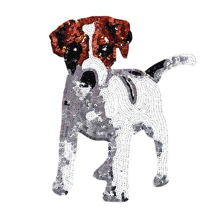Puede incluir: Un parche de perro de lentejuelas blancas, marrones y negras. El perro está de pie con la cabeza girada hacia un lado. El parche es perfecto para añadir un toque de fantasía a la ropa, bolsos u otros accesorios.