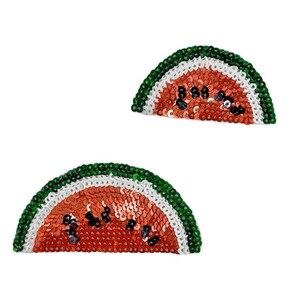 Può includere: Due toppe di paillettes a forma di fetta di anguria. Ogni toppa presenta un centro rosso con dettagli di semi neri, una sezione centrale bianca e una buccia verde. Le paillettes creano un effetto scintillante, perfetto per abbellire vestiti o accessori.