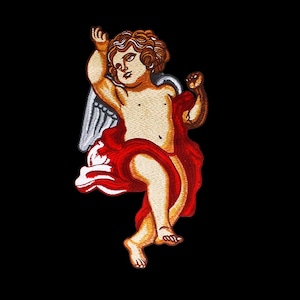 Può includere: Toppa ricamata raffigurante un cherubino con capelli ricci castani, un drappeggio rosso e ali argentate. L'angelo è raffigurato in una posa dinamica su sfondo nero. La toppa è probabilmente a scopo decorativo.