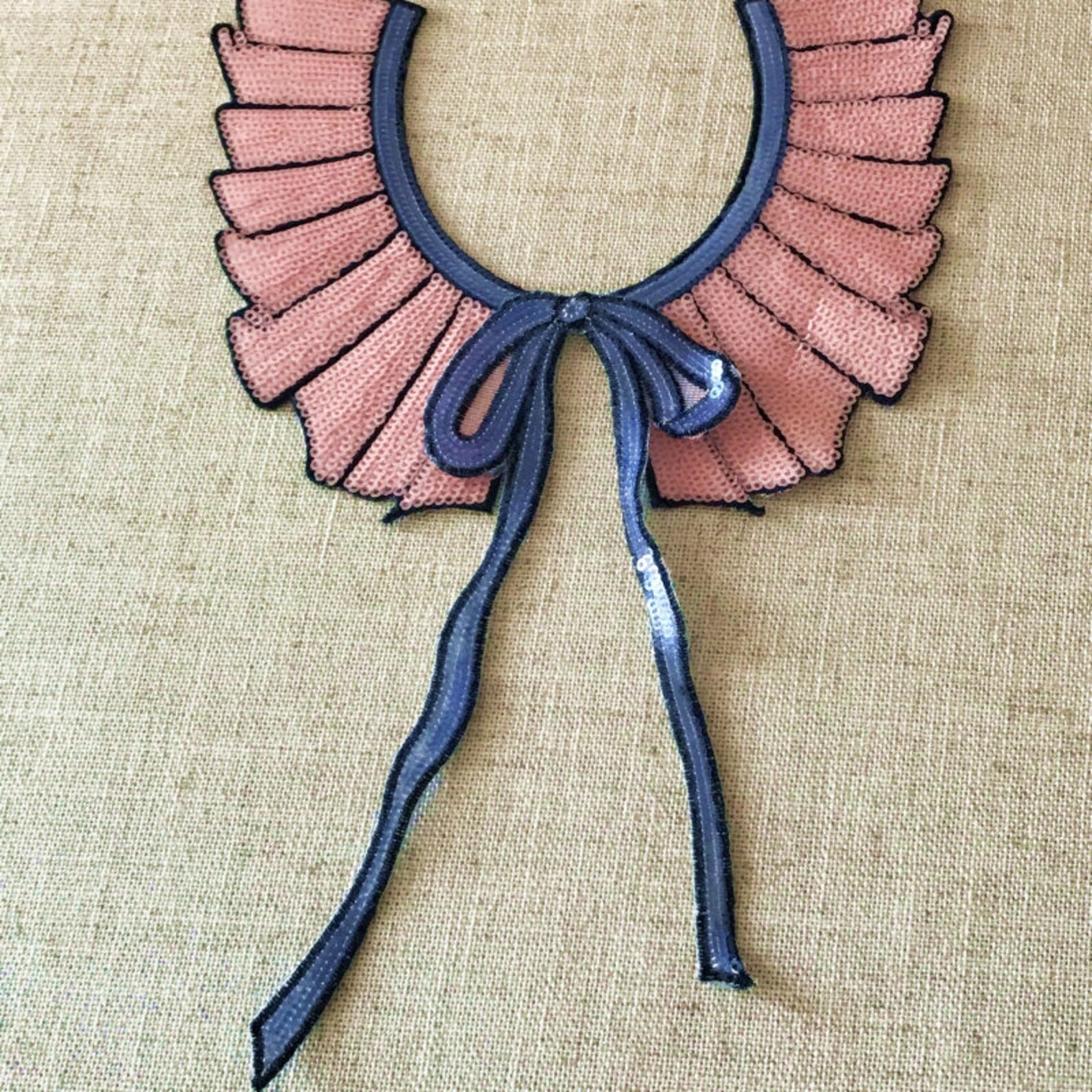 воротник из шитья для куколки. съемный воротник мастер класс. вязаный воротничок для куклы. воротник для кукольного платья. воротничок для куклы.