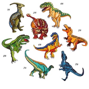 Puede incluir: Ocho parches bordados de colores para planchar con diferentes dinosaurios. Los parches están numerados del 1 al 8.