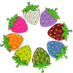 Könnte beinhalten: Eine Sammlung von acht Erdbeer-Patches mit Pailletten in verschiedenen Farben, darunter Pink, Weiß, Lila, Rot, Blau, Orange, Gelbgrün und Goldgrün. Jeder Patch hat einen grünen Stiel und Blätter, kreisförmig angeordnet.