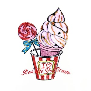 Puede incluir: Un cono de helado rosa y blanco en un vaso de papel a rayas rojas y blancas con una piruleta roja y blanca en espiral. El vaso tiene el texto "I love you Cream".