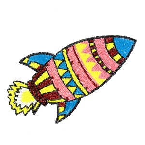 Puede incluir: Un parche de cohete de colores hecho de lentejuelas. El cohete es rosa, azul, amarillo y rojo con un contorno negro. El cohete tiene una llama que sale de la parte posterior.