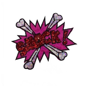 Może przedstawiać: Dekoracyjna naszywka z różowym wzorem wybuchu i napisem "CRACK!" w czerwonych cekinach. Naszywka posiada dwie skrzyżowane kości ze srebrnymi cekinami, tworząc odważny i przyciągający wzrok design.