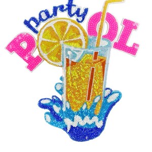 Op de afbeelding: Een pailletten patch met een verfrissend drankje met een citroenschijfje en een rietje. De woorden "party pool" zijn geschreven in blauwe en roze pailletten, met een waterspat onderaan.