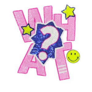 Può includere: Una toppa rosa con paillettes che dice "WHAT" con un punto interrogativo blu e bianco, stelle gialle e una faccina gialla. Le lettere sono delineate con paillettes rosa, creando un design giocoso e accattivante.
