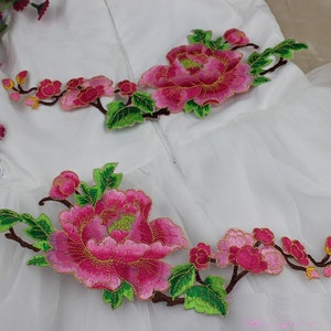 刺繍された赤い花のアップリケパッチのペア、衣類やドレスの装飾用のヴィンテージ花柄パッチ、刺繍アップリケ