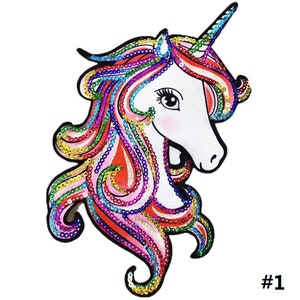 Peut inclure: Une licorne blanche avec une crinière et une corne arc-en-ciel. La licorne est faite de paillettes et est un patch coloré et scintillant.