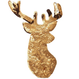 Op de afbeelding: Gouden pailletten hertenkop applicatie. Deze glinsterende patch is perfect om een ​​toets van feestelijke vrolijkheid toe te voegen aan kleding, tassen of woonaccessoires.