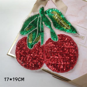 Può includere: Toppa di applique di ciliegie rosse e verdi con paillettes, 17 cm per 19 cm.