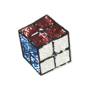 Puede incluir: Un cubo de rompecabezas con lentejuelas con lados rojos, blancos y azules. El cubo está delineado en negro y parece estar hecho de pequeñas lentejuelas reflectantes. El diseño es un juguete clásico.