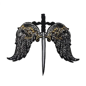 Puede incluir: Parche bordado en negro y plateado con una espada alada. Las alas son negras con detalles de lentejuelas plateadas y doradas. La espada es plateada con una empuñadura negra.