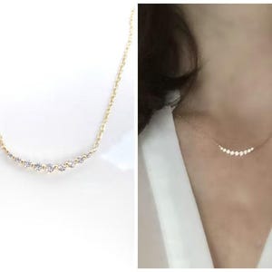 Collana di diamanti. Collana curva con 9 diamanti in oro giallo rosa o bianco 18 carati. Collana a strati. Collana curva con diamanti. Gioielli minimalisti.