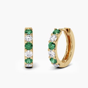 Brincos de argola com diamante natural e esmeralda de 2,2 mm. Ouro maciço 14k 18k. Brincos de argola Huggie Hoops com esmeralda natural e diamante de 9 mm, 12 mm e 15 mm, pedra do mês de maio