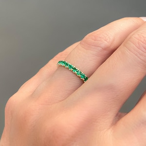 Natuurlijke smaragdkleurige band 1,6 mm. Zambiaanse Emerald Eternity Band. Smaragdgroene trouwring. Smaragdgroene stapelband. May-geboortesteenring 14k 18k goud