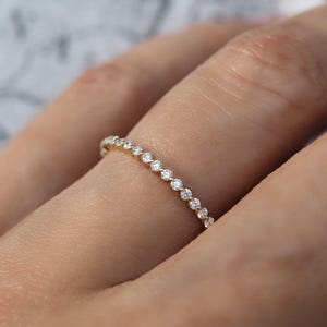 Anillo de eternidad con diamantes flotantes. Oro amarillo, blanco y rosa de 14 quilates y 18 quilates. Alianza de boda con diamantes burbuja. Diamantes G VS extraídos de la tierra natural. Polamai.