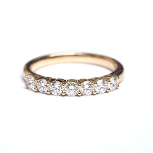 Anello con 7 diamanti a griffe condivise da 0,63 carati, oro 18 carati e 14 carati. Fede nuziale con diamanti da 2,5 mm. Anello dell'eternità. Anello impilabile. Oro giallo, bianco e rosa. Polamai immagine 4